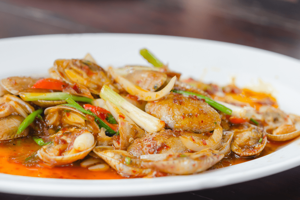 Sò lông xào bơ tỏi phủ sốt vàng thơm đậm vị