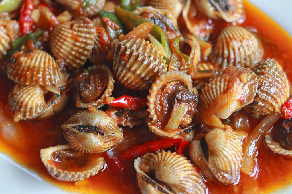 Sò lông xào me sốt sánh đậm vị chua ngọt hấp dẫn