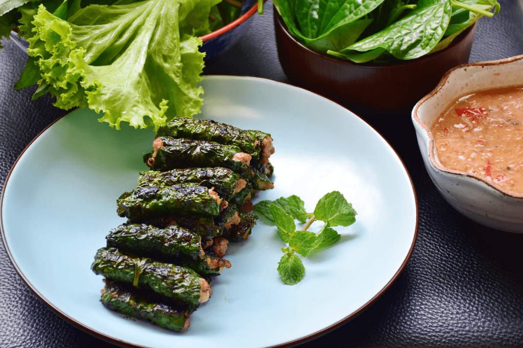 Cuốn lá lốt nướng vàng ăn kèm rau sống và nước chấm