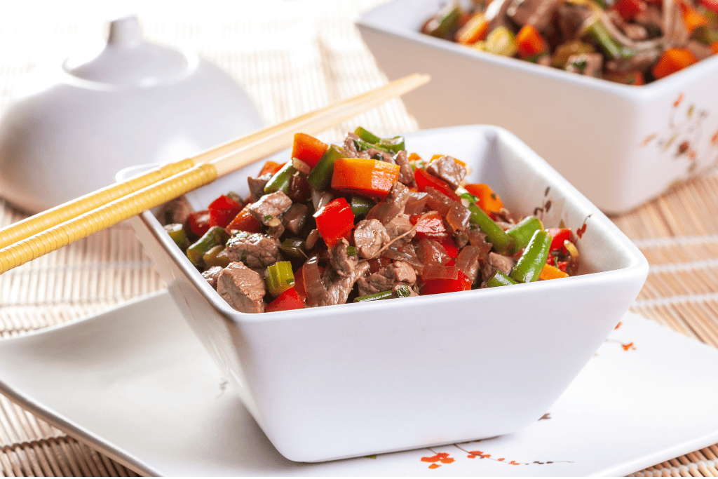 Đĩa thịt xào rau củ đầy màu sắc bắt mắt hấp dẫn