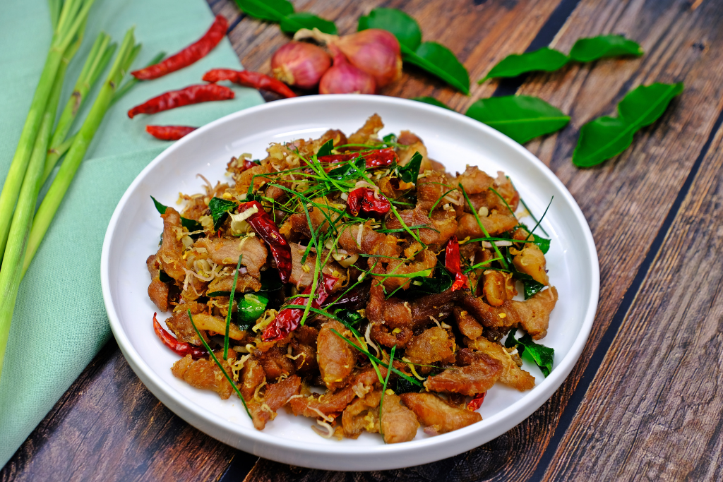 Đĩa thịt xào sả ớt nóng hổi ăn kèm cơm trắng