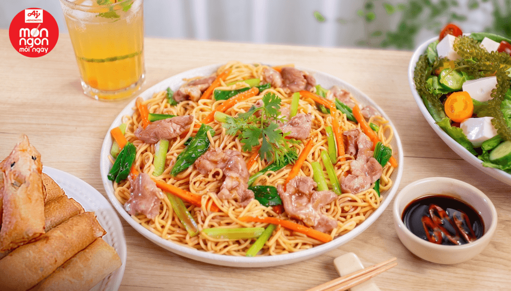 Mì xào thịt heo rau củ đậm vị, rau củ giòn ngọt tự nhiên, món ngon tiện lợi cho ngày bận rộn