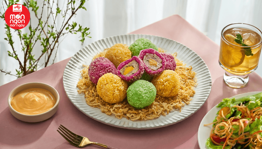Xôi viên chiên nhân thập cẩm vàng giòn, nhân đậm đà, thích hợp cho bữa ăn vặt hấp dẫn.
