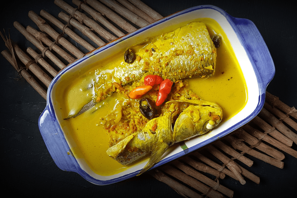 Cá đối kho nghệ với màu vàng đẹp mắt và hương thơm đặc trưng