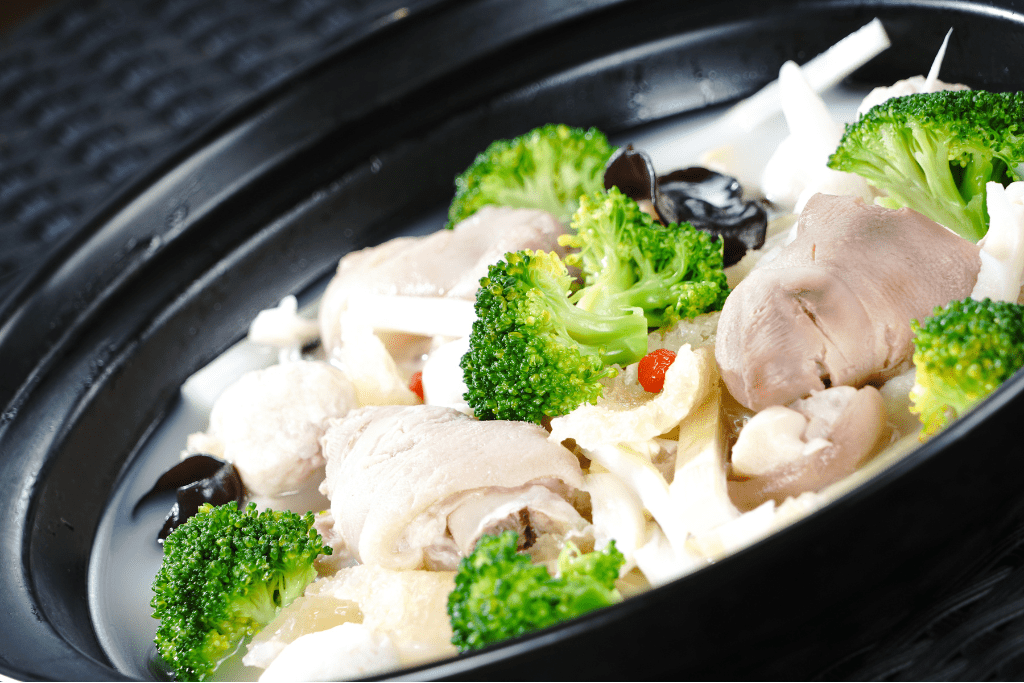 món canh bông cải xanh giò heo thanh nhẹ