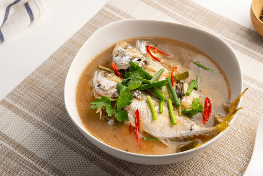 Canh chua cá đối với rau củ, vị chua thanh và màu sắc hấp dẫn