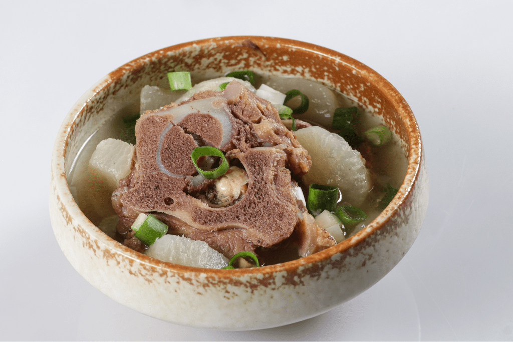 Canh củ cải trắng nấu giò heo thanh mát