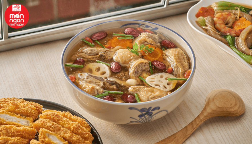 Canh gà củ sen thanh mát, thịt gà mềm ngọt, phù hợp bữa ăn bổ dưỡng cho cả nhà.