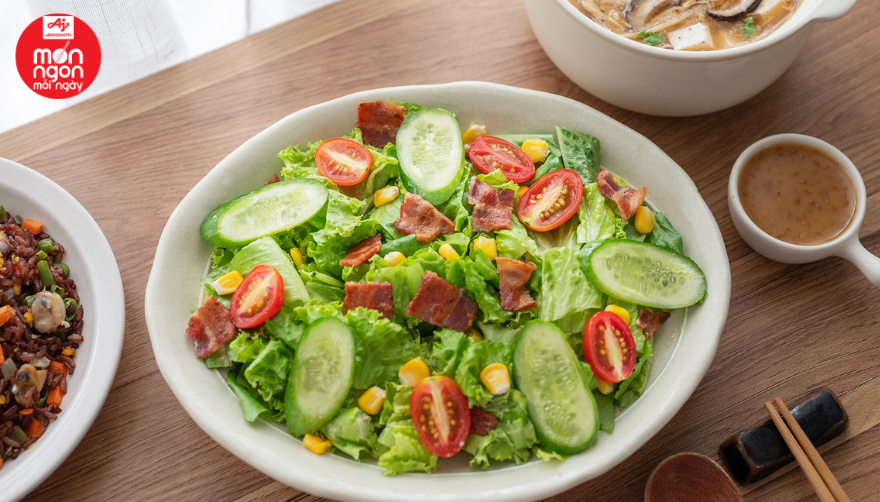 Salad bacon xốt mè rang giòn thơm, rau xanh tươi mát, hợp bữa nhẹ hoặc khai vị