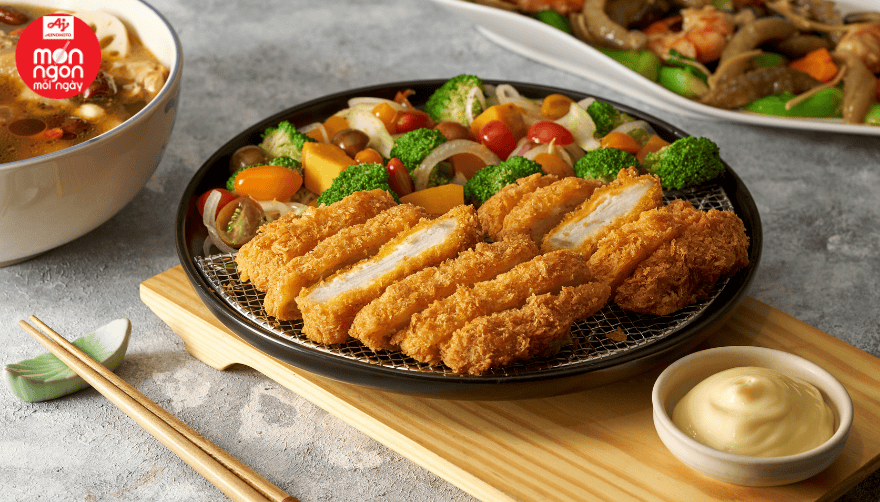 Thịt heo chiên xù kiểu Nhật Tonkatsu giòn tan ăn cùng salad dinh dưỡng, thanh mát ngày hè