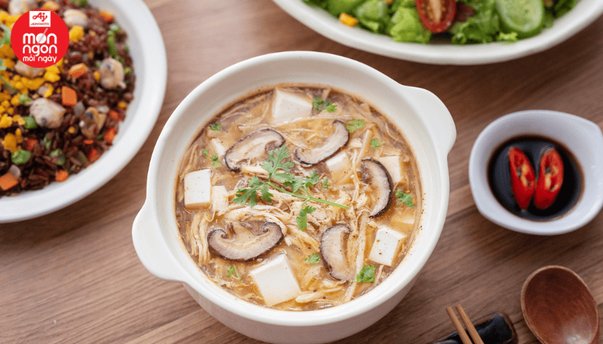 Súp gà chua cay nóng hổi, thịt gà mềm, nước súp sánh mịn, hợp bữa ăn cuối tuần