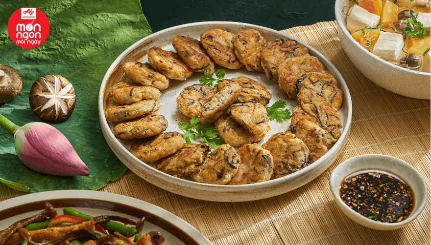 Chả nấm áp chảo thơm mềm, vàng nhẹ, vị nấm thanh ngọt, thích hợp bữa cơm dịp Vu Lan