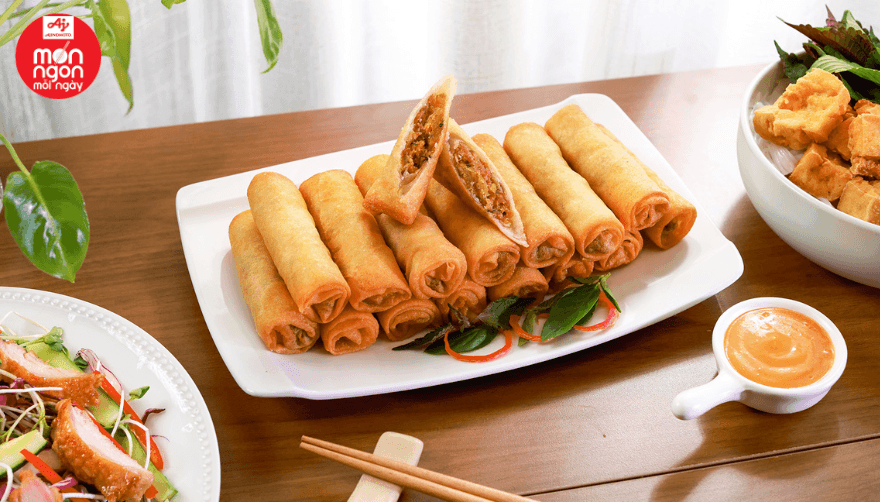 Chả giò ngũ vị giòn rụm, nhân thơm ngon, món ăn hấp dẫn cho mâm cơm cuối tuần