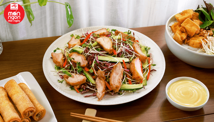 Salad dưa leo thịt gà thơm ngon, rau củ tươi giòn, lựa chọn hấp dẫn cho ngày hè