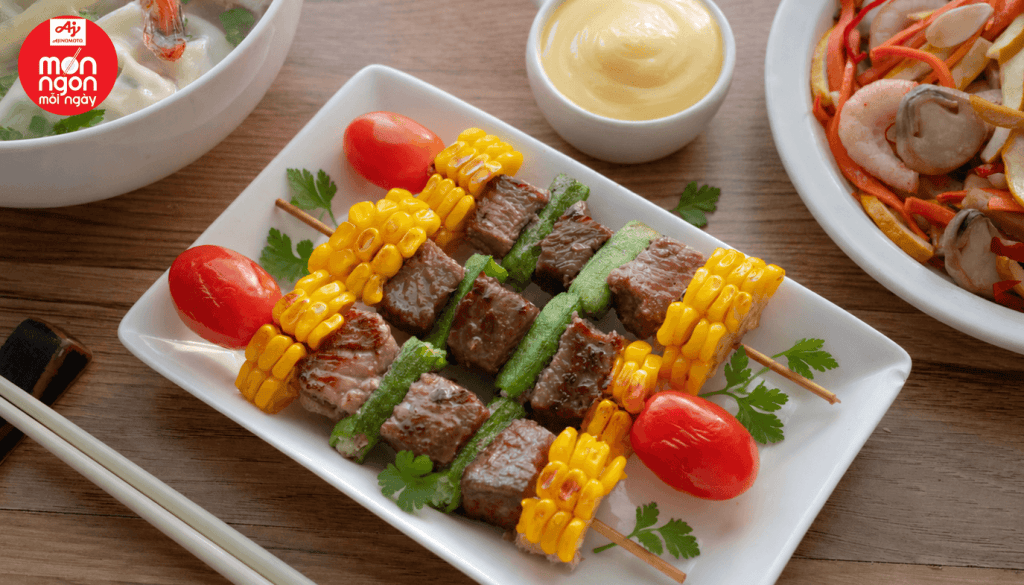 Thịt bò nướng mù tạt mềm thơm, đậm vị, hợp tiệc cuối tuần tại nhà hoặc bữa cơm gia đình.