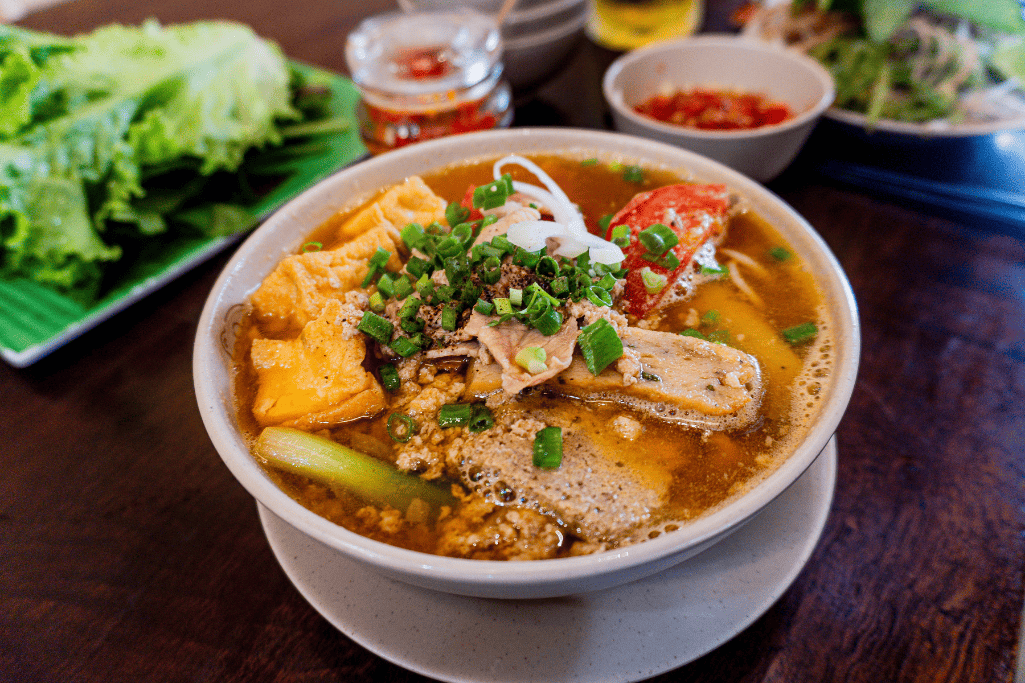 canh bún sườn riêu cua rắc tóp mỡ