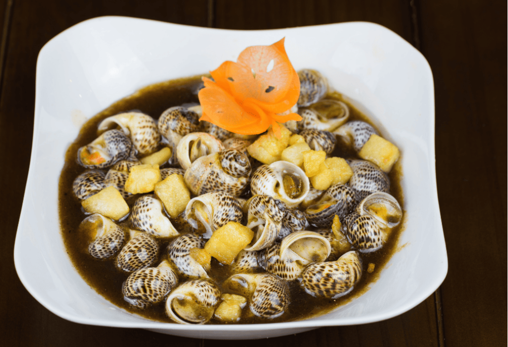 Ốc mỡ xào me rắc tóp mỡ giòn thơm