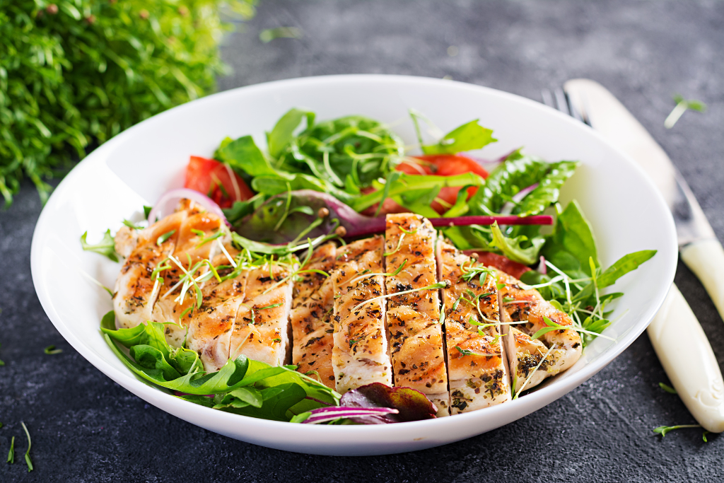 món ngon với ức gà giảm cân trộn salad rau củ