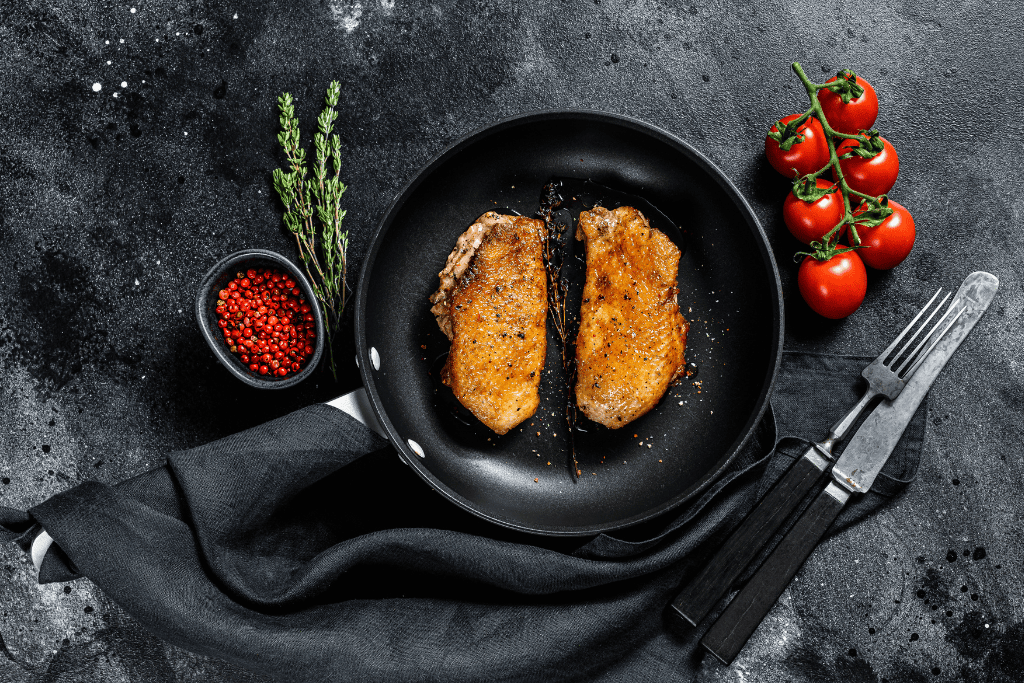 cách làm ức gà không ngán với sốt tiêu đen