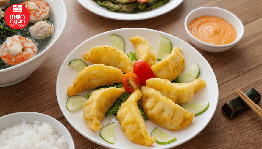 Gyoza chiên giòn vàng ươm, vỏ giòn rụm, nhân thịt đậm đà, hợp món ăn vặt cuối tuần