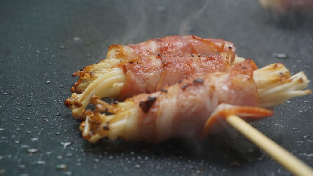 bò cuộn nấm kim châm áp chảo