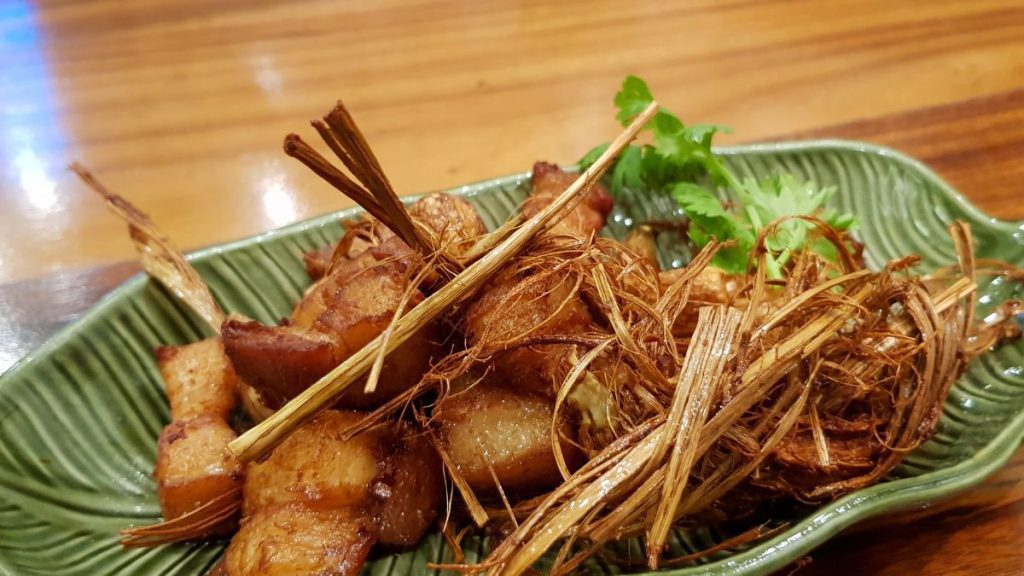 mâm cơm gia đình thịt ba chỉ nướng sả