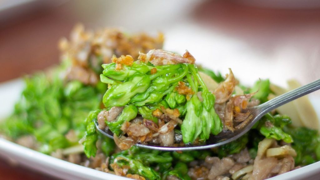 mâm cơm gia đình bò xào bông thiên lý
