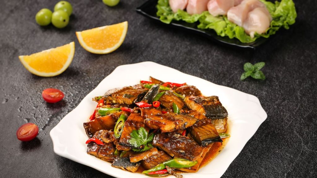 mâm cơm gia đình cá kho tiêu