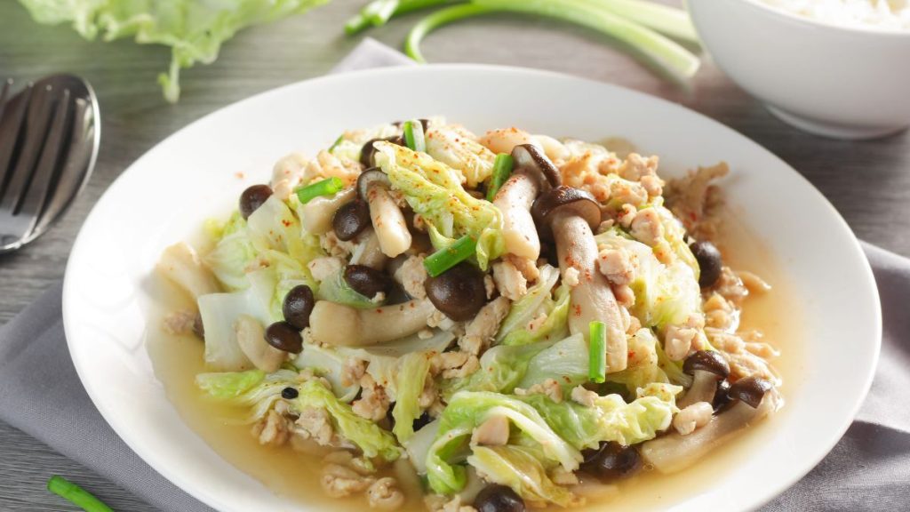 mâm cơm gia đình  cải thảo xào nấm