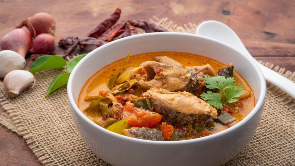 mâm cơm gia đình canh chua cá lóc