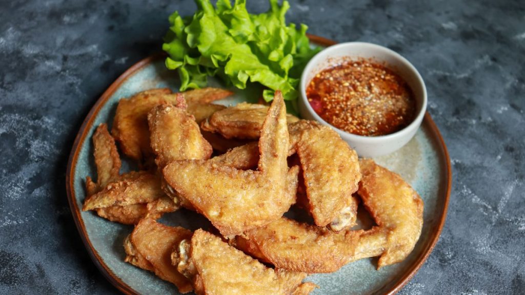 mâm cơm gia đình cánh gà chiên nước mắm