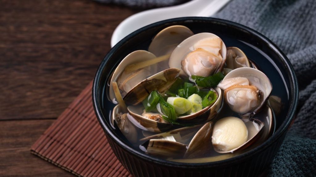mâm cơm gia đình canh nghêu