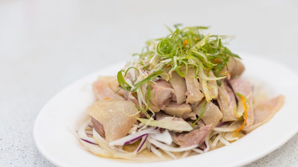 mâm cơm gia đình gà hấp hành