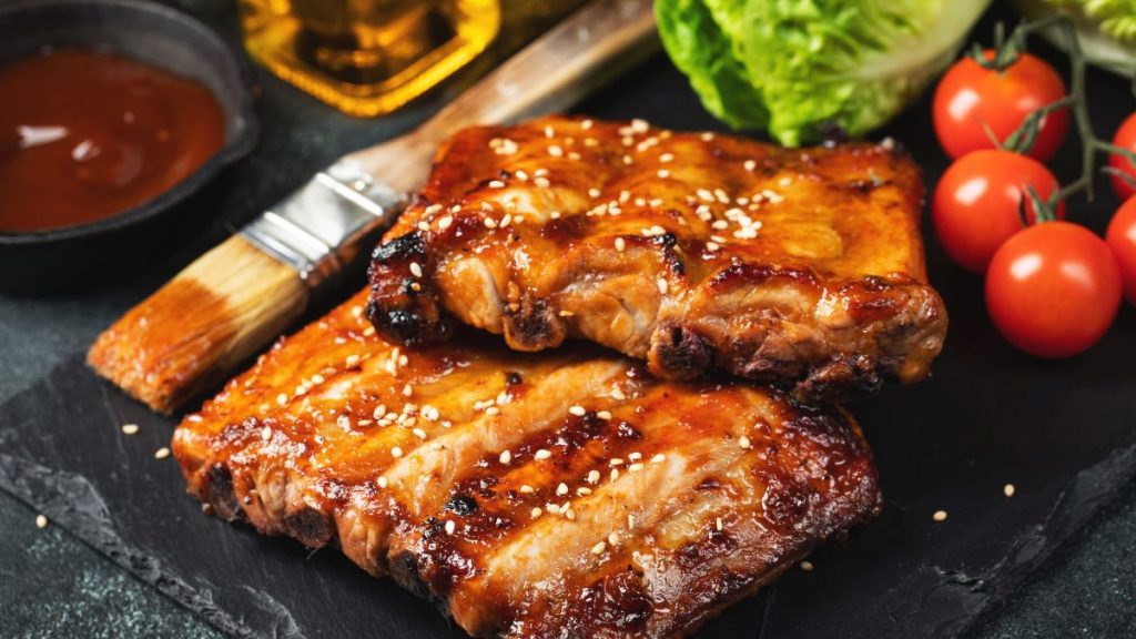 mâm cơm gia đình sườn nướng mật ong