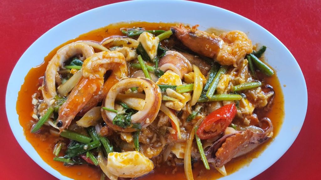 mâm cơm gia đình thịt kho sả ớt