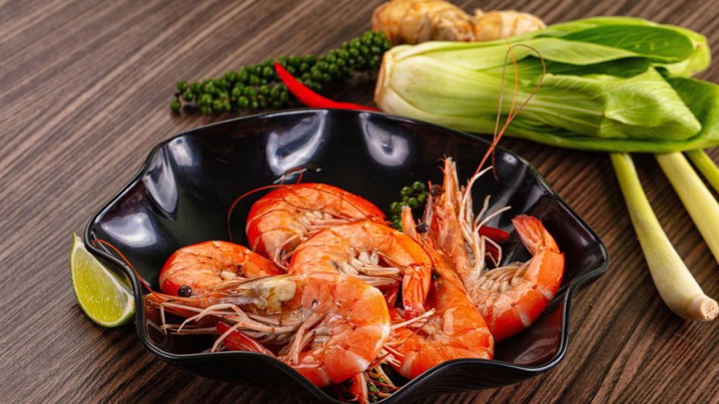 mâm cơm gia đình tôm hấp sả