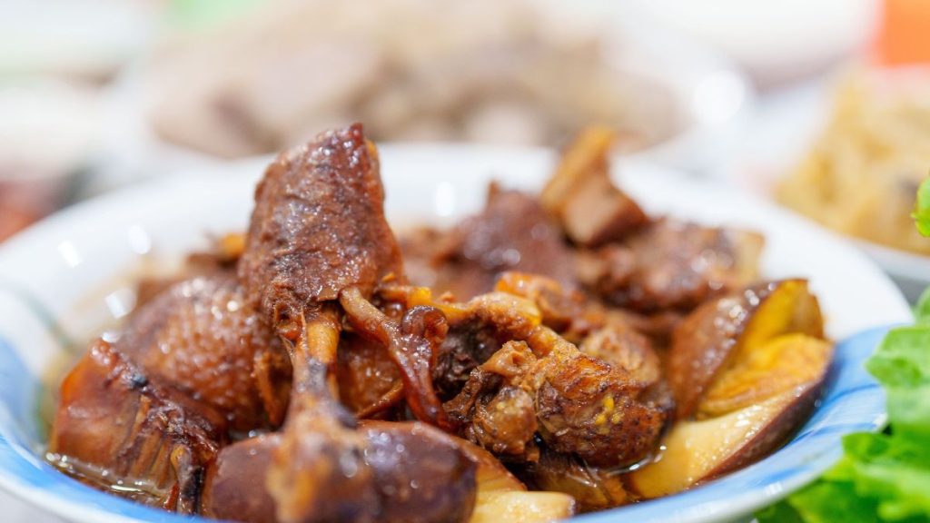 mâm cơm gia đình vịt kho gừng