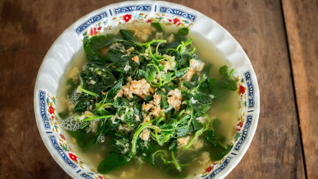 mâm cơm gia đình canh cải xoong nấu tôm