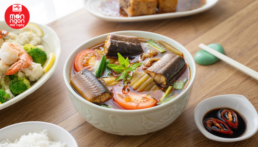 Canh lươn cải chua nóng hổi, thơm ngon, thịt lươn béo mềm, chua cay vị Thái cho bữa cơm sum vầy.