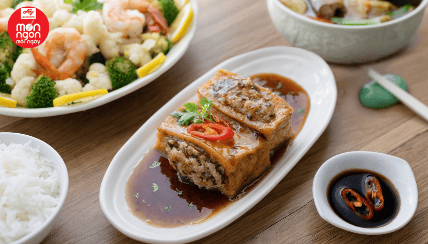 Đậu hũ nhồi xốt me chua ngọt, đậu hũ mềm thơm, nhân đậm đà bắt cơm, đổi vị cho bữa cơm hằng ngày.