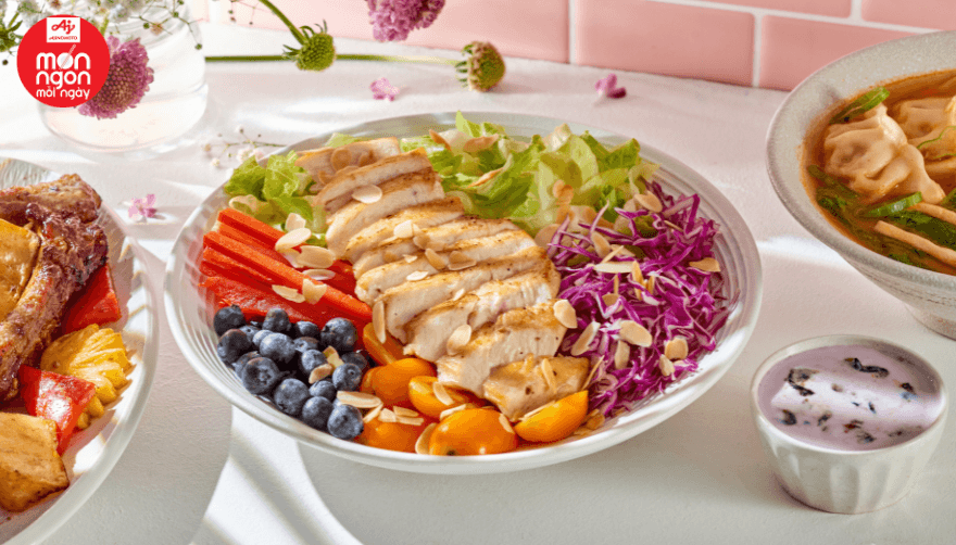 Salad ức gà xốt việt quất chua ngọt, bên ngoài sem sém, ngọt mềm bên trong cho bữa ăn healthy.