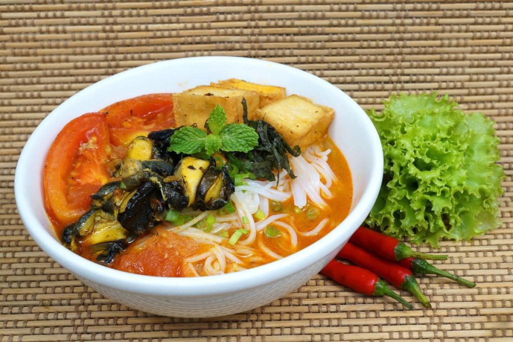 bún ốc nhồi ăn kèm rau sống và ớt chưng