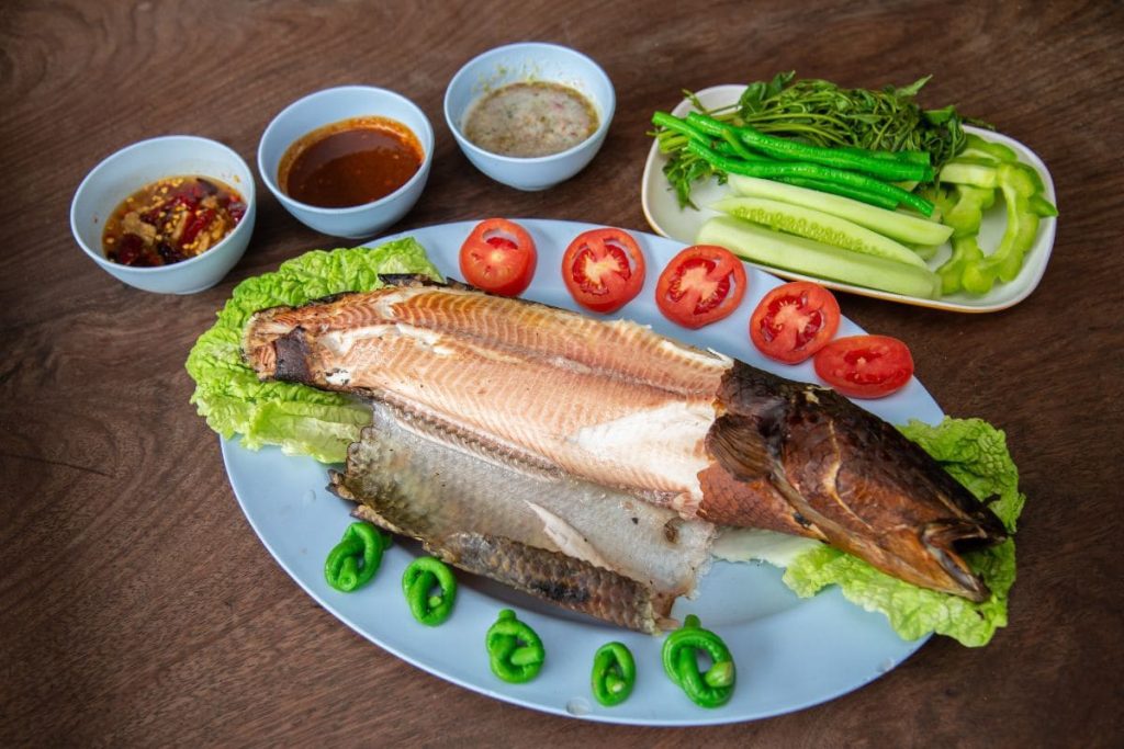 cá lóc nướng ăn kèm bánh tráng rau sống