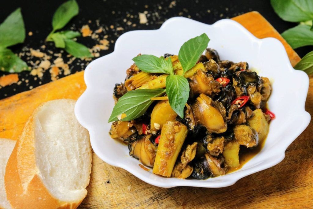 ốc nhồi nấu chuối đậu với thịt ba chỉ.