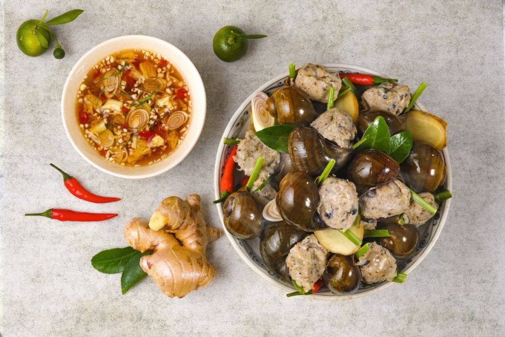 ốc nhồi thịt hấp lá gừng chấm nước mắm chua ngọt